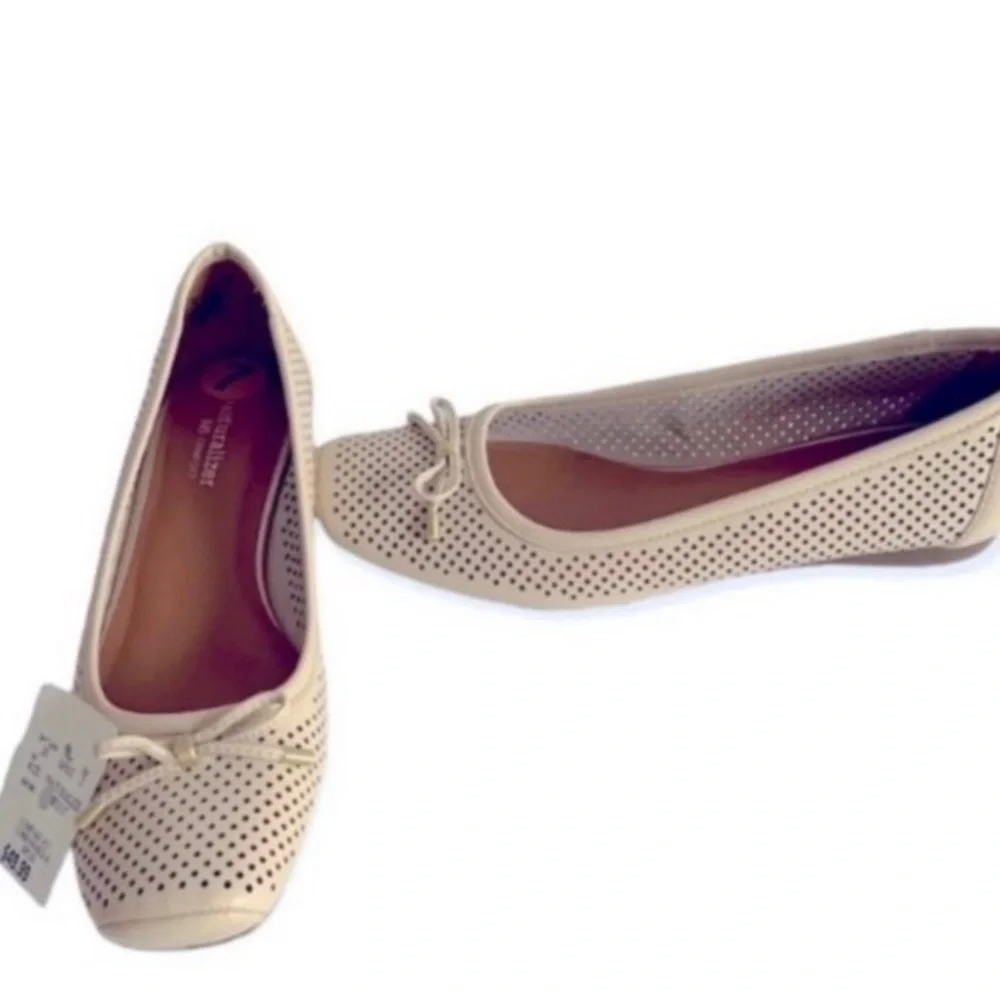 Naturalizer Vanessa Cream Perforated Flats Sz 7 - Picture 2 of 8
